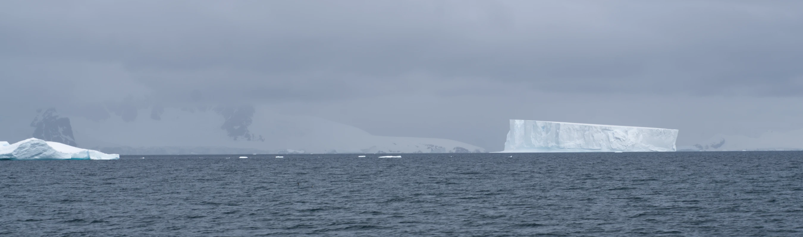 Gros iceberg au loin
