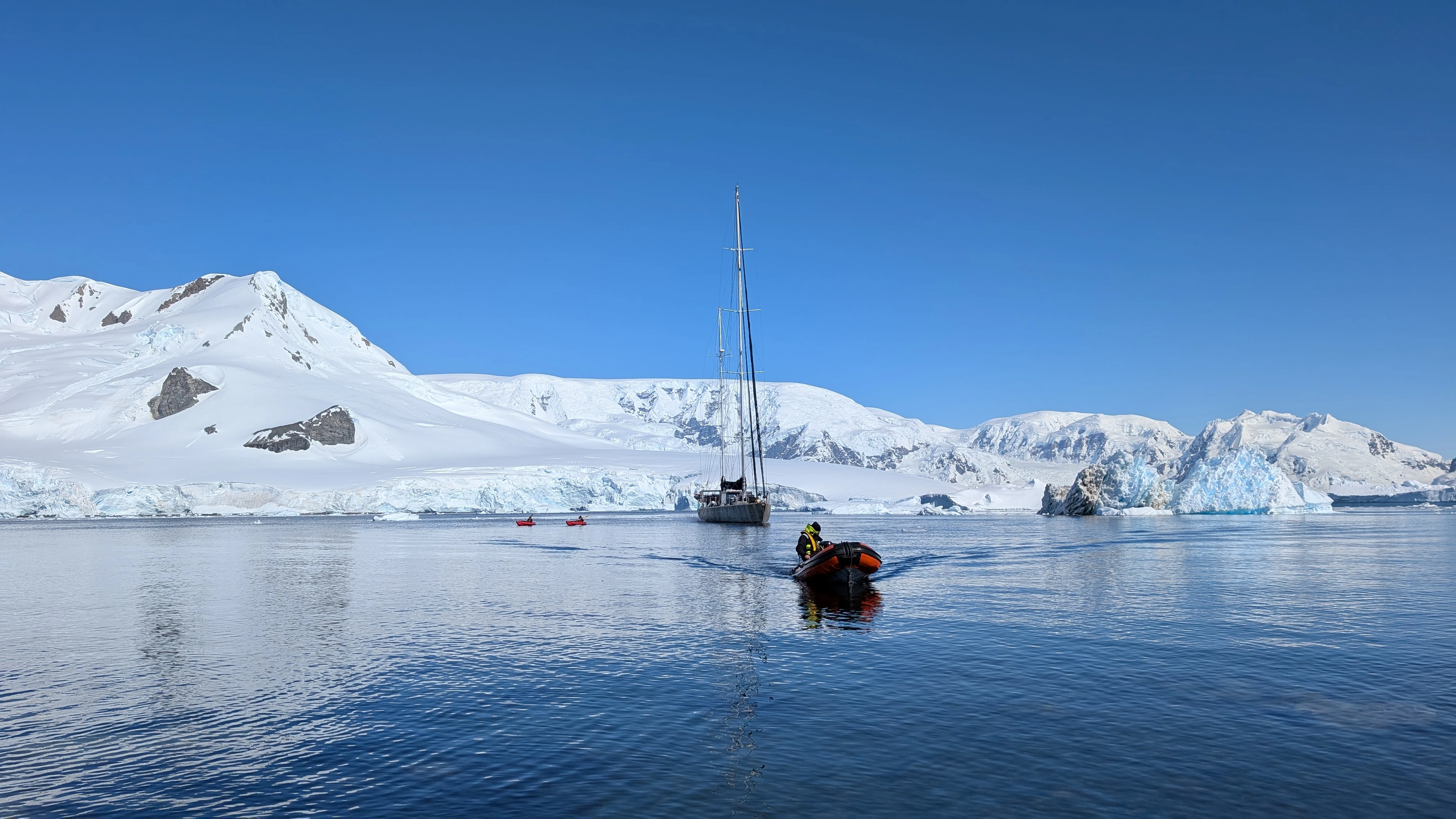 Le marama, l'annexe et deux kayaks à l'eau